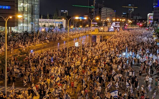 عشرات الآلاف من المتظاهرين يحتجون على الإصلاح القضائي للحكومة في شارع كابلان في تل أبيب، 22 يوليو 2023 (Gilad Furst)