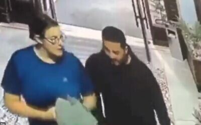 لقطة شاشة من لقطات بثتها قناة "الربيع" العراقية قيل إنها تظهر الباحثة الإسرائيلية الروسية المخطوفة إليزابيث تسوركوف في مقهى ببغداد قبل اختفائها.  (Screenshot from Twitter/used in accordance with Clause 27a of the Copyright Law)