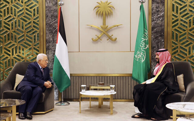 رئيس السلطة الفلسطينية محمود عباس (من اليسار) يلتقي مع ولي العهد السعودي الأمير محمد بن سلمان في مدينة جدة الساحلية السعودية، 19 أبريل، 2023. (Wafa) رئيس السلطة الفلسطينية محمود عباس (من اليسار) يلتقي مع ولي العهد السعودي الأمير محمد بن سلمان في مدينة جدة الساحلية السعودية، 19 أبريل، 2023. (Wafa)