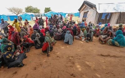 نساء فررن من الحرب في السودان ينتظرن توزيع حصص المساعدات الدولية في مخيم أورانغ للاجئين بالقرب من بلدة أدري في شرق تشاد، 15 أغسطس 2023 (Mohaned BELAL / AFP)