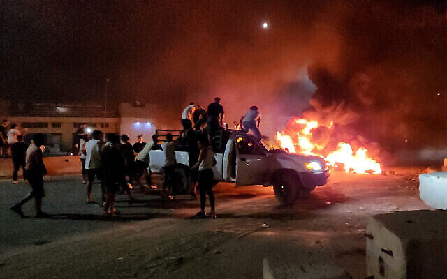 ليبيون يحرقون الإطارات أثناء احتجاجهم في طرابلس في 28 أغسطس 2023، بعد ورود أنباء عن اجتماع عقد مؤخرا بين وزيرة خارجية البلاد ونظيرها الإسرائيلي.(Mahmud Turkia/AFP) ليبيون يحرقون الإطارات أثناء احتجاجهم في طرابلس في 28 أغسطس 2023، بعد ورود أنباء عن اجتماع عقد مؤخرا بين وزيرة خارجية البلاد ونظيرها الإسرائيلي.(Mahmud Turkia/AFP)