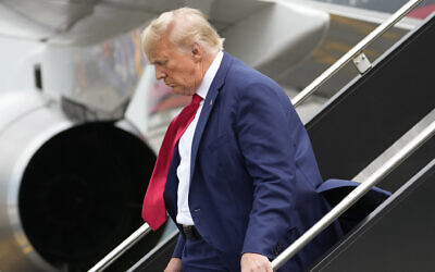 الرئيس الأمريكي السابق دونالد ترامب يصل إلى مطار رونالد ريغان الوطني بواشنطن، 3 أغسطس 2023 (AP Photo / Alex Brandon)