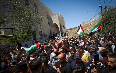 فلسطينيون يحملون جثمان الفلسطيني قصي جمال معطان (19 عاما)، الذي قُتل خلال مواجهات مع مستوطنين إسرائيليين، في قرية برقة بالضفة الغربية، 5 أغسطس، 2023. (Flash90)