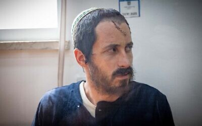 يحئيل إندور، المتهم بقتل الفلسطيني قصي جمال معطان (19 عاما) في قرية برقة بالضفة الغربية، يصل إلى جلسة المحكمة المركزية في القدس، 14 أغسطس 2023 (Chaim Goldberg / Flash90)