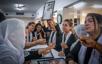 مشيعون يحضرون جنازة سلمان حلبي (66 عاما) في يركا، شمال إسرائيل، 23 أغسطس، 2023. كان سلمان حلبي خز أحد الضحايا الأربعة لجريمة إطلاق النار في أبو سنان الليلة السابقة. (Flash90)