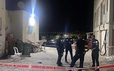 توضيحية: الشرطة في موقع جريمة قتل في بلدة جسر الزرقاء العربية، 21 يوليو 2023 (Israel Police)
