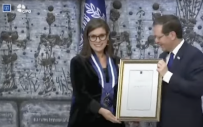 د. داليا فضيلي تستلم "وسام رئيس دولة إسرائيل" من الرئيس يتسحاق هرتسوغ في القدس، ديسمبر 2022.  (Screen grab)