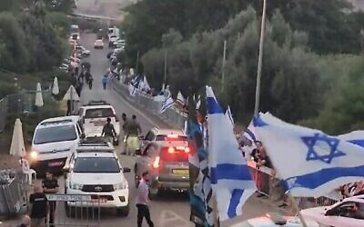 متظاهرون يحتشدون عند مدخل "موشاف راموت" مع وصول موكب رئيس الوزراء بنيامين نتنياهو لقضاء عطلة، 14 أغسطس 2023 (Screenshot: X; used in accordance with Clause 27a of the Copyright Law)