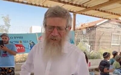 الحاخام تسفي كوستينر، رئيس المعهد الديني "ميدبارا كيعيدن"  في متسبيه رامون، يتحدث خلال مظاهرة في 11 أغسطس، 2023. (Screenshot: Twitter/X; used in accordance with Clause 27a of the Copyright Law)