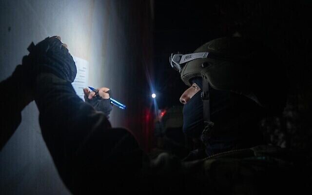 من الأرشيف: جنود اسرائيليون يأخذون مقاسات منزل فلسطينييْن مشتبهيْن بقتل دفير سوريك تمهيدا لهدمه في جنوب الضفة الغربية، 12 اغسطس 2019. (Israel Defense Forces)