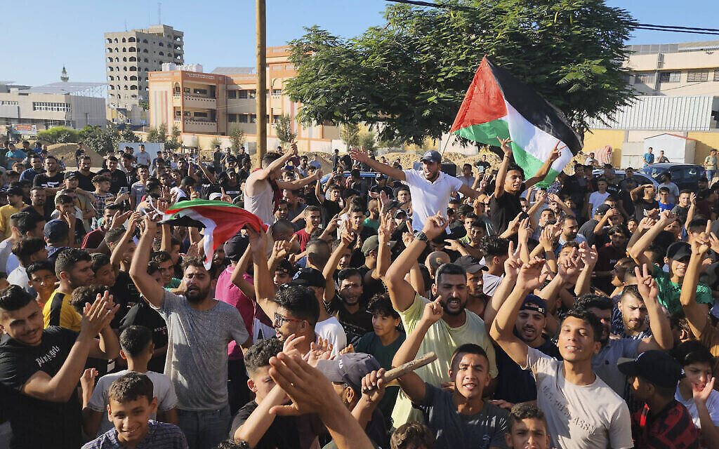 متظاهرون فلسطينيون يرددون هتافات خلال مظاهرة ضد انقطاع التيار الكهربائي المزمن في القطاع والظروف المعيشية الصعبة، في شوارع خان يونس جنوب قطاع غزة، 30 يوليو، 2023. (AP Photo) متظاهرون فلسطينيون يرددون هتافات خلال مظاهرة ضد انقطاع التيار الكهربائي المزمن في القطاع والظروف المعيشية الصعبة، في شوارع خان يونس جنوب قطاع غزة، 30 يوليو، 2023. (AP Photo)