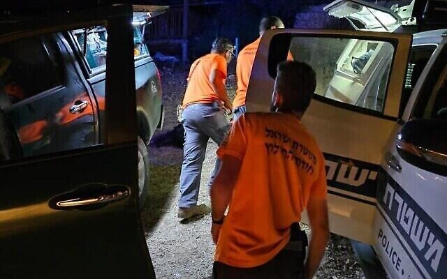 فريق إنقاذ للشرطة الإسرائيلية في وادي يتب بغور الأردن، في 1 أغسطس، 2023. (Courtesy: Police spokesperson) فريق إنقاذ للشرطة الإسرائيلية في وادي يتب بغور الأردن، في 1 أغسطس، 2023. (Courtesy: Police spokesperson)