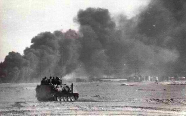 دبابة إسرائيلية في طريقها إلى الحدود السورية خلال حرب يوم الغفران، أكتوبر 1973. (State Archives)