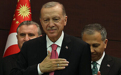 الرئيس التركي رجب طيب أردوغان (في الوسط) يكشف النقاب عن الحكومة الجديدة للبلاد في قصر كانكايا بعد أن أدى اليمين الدستورية رئيسا للبلاد في البرلمان، أنقرة، 3 يونيو، 2023. (Adem ALTAN / AFP)