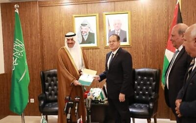 السفير السعودي نايف السديري (يسار) يقدم أوراق اعتماده إلى المستشار الدبلوماسي للسلطة الفلسطينية مجدي الخالدي في السفارة الفلسطينية في الأردن، 12 أغسطس، 2023. (Wafa)
