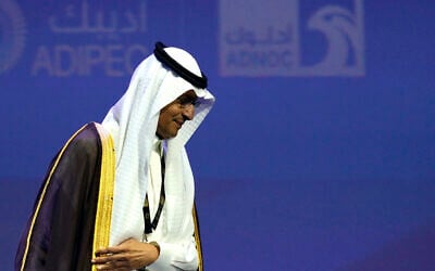 وزير الطاقة السعودي الأمير عبد العزيز بن سلمان يغادر المنصة بعد إلقاء كلمة في مؤتمر أبو ظبي الدولي للبترول في أبو ظبي، الإمارات العربية المتحدة، في 31 أكتوبر 2022. (Kamran Jebreili/AP)