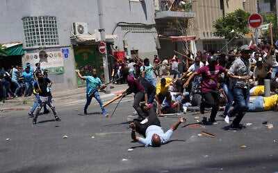 نشطاء مناهضون للحكومة الإريترية (يسار) يشتبكون مع مؤيدي الحكومة الإريترية، في تل أبيب، إسرائيل، 2 سبتمبر 2023 (AP Photo / Ohad Zwigenberg)