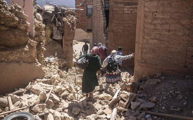 سكان يفرون من منازلهم بعد الزلزال في قرية مولاي إبراهيم، بالقرب من مركز الزلزال، خارج مراكش، المغرب، 9 سبتمبر 2023. (AP Photo/Mosa'ab Elshamy) سكان يفرون من منازلهم بعد الزلزال في قرية مولاي إبراهيم، بالقرب من مركز الزلزال، خارج مراكش، المغرب، 9 سبتمبر 2023. (AP Photo/Mosa'ab Elshamy)
