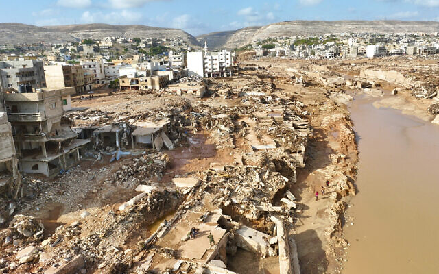منظر عام لمدينة درنة في 12 سبتمبر 2023. تسببت العاصفة المتوسطية "دانيال" في فيضانات مدمرة في ليبيا أدت إلى تحطيم السدود وجرفت أحياء بأكملها في بلدات ساحلية متعددة، وبدا الدمار أكبر في مدينة درنة. (AP Photo/Jamal Alkomaty) منظر عام لمدينة درنة في 12 سبتمبر 2023. تسببت العاصفة المتوسطية "دانيال" في فيضانات مدمرة في ليبيا أدت إلى تحطيم السدود وجرفت أحياء بأكملها في بلدات ساحلية متعددة، وبدا الدمار أكبر في مدينة درنة. (AP Photo/Jamal Alkomaty)