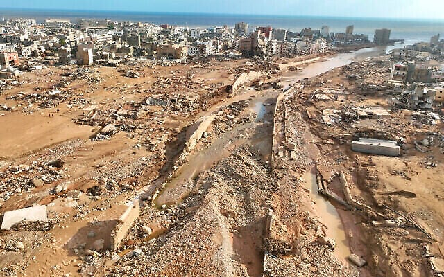 منظر عام لمدينة درنة في 12 سبتمبر 2023. تسببت عاصفة البحر الأبيض المتوسط "دانيال" في فيضانات مدمرة في ليبيا أدت إلى تحطيم السدود وجرفت أحياء بأكملها في مدن ساحلية متعددة، وبدا الدمار أكبر في مدينة درنة. (AP Photo/Jamal Alkomaty) منظر عام لمدينة درنة في 12 سبتمبر 2023. تسببت عاصفة البحر الأبيض المتوسط "دانيال" في فيضانات مدمرة في ليبيا أدت إلى تحطيم السدود وجرفت أحياء بأكملها في مدن ساحلية متعددة، وبدا الدمار أكبر في مدينة درنة. (AP Photo/Jamal Alkomaty)