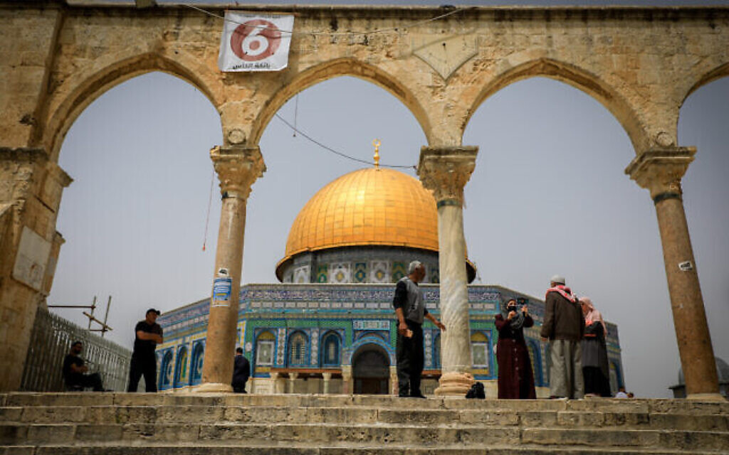 فلسطينيون يزورون المسجد الأقصى في شهر رمضان، 17 أبريل، 2022. (Jamal Awad/Flash90)
