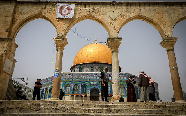 فلسطينيون يزورون المسجد الأقصى في شهر رمضان، 17 أبريل، 2022. (Jamal Awad/Flash90)