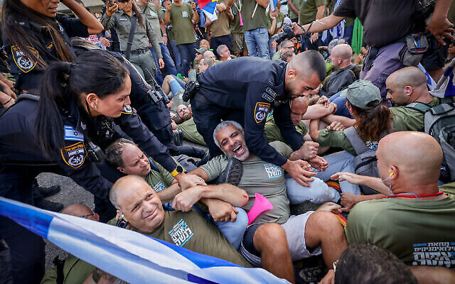 متظاهرون ضد الإصلاح القضائي يشتبكون مع الشرطة خارج منزل وزير العدل ياريف ليفين في موديعين، 11 سبتمبر، 2023. (Yonatan Sindel/FLASH90)