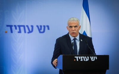 زعيم المعارضة عضو الكنيست يائير لبيد يتحدث قبل اجتماع كتلة حزبه “يش عتيد” البرلمانية في تل أبيب، 20 سبتمبر 2023. (Miriam Alster/Flash90) زعيم المعارضة عضو الكنيست يائير لبيد يتحدث قبل اجتماع كتلة حزبه “يش عتيد” البرلمانية في تل أبيب، 20 سبتمبر 2023. (Miriam Alster/Flash90)