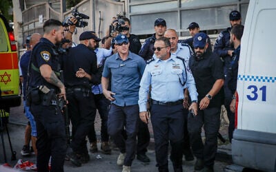 قائد الشرطة الإسرائيلية كوبي شبتاي (الثاني على اليمين)، يصل إلى موقع مقتل خمسة أفراد عائلة واحدة بالرصاص في بلدة بسمة طبعون البدوية شمال إسرائيل، 27 سبتمبر، 2023. (Shir Torem/Flash90)