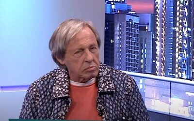 زئيف دغاني، مدير ثانوية هرتسليا العبرية في تل أبيب، عام 2023 (video screenshot DemocraTV; used in accordance with Clause 27a of the Copyright Law)