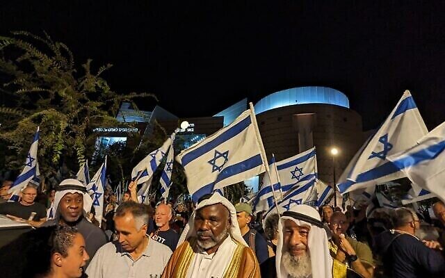 صورة قدمها ناشط مناهض للإصلاح القضائي يظهر فيها قادة المجتمع البدوي في مظاهرة في بئر السبع، 9 سبتمبر، 2023. (Tanya Zion-Waldoks)