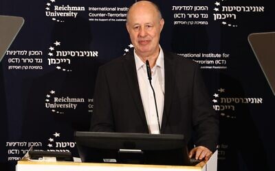 مستشار الأمن القومي تساحي هنغبي يتحدث في مؤتمر معهد سياسة مكافحة الإرهاب في جامعة رايخمان في هرتسليا، 11 سبتمبر، 2023. (Gilad Kavalerchik)