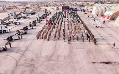توضيحية: هذه الصورة المنشورة التي نشرها الموقع الرسمي للحرس الثوري الإيراني تظهر جنودا من الحرس الثوري الإيراني يشاركون في مناورة عسكرية بالقرب من جزيرة أبو موسى، قبالة ساحل مدينة بندر لنجة بجنوب إيران.(SEPAH NEWS / AFP)