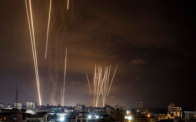 وابل من الصواريخ التي أطلقها مسلحون فلسطينيون من مدينة غزة باتجاه إسرائيل، 7 أكتوبر، 2023. (EYAD BABA / AFP)
