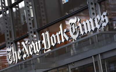 لافتة لصحيفة نيويورك تايمز معلقة فوق مدخل المبنى في 6 مايو 2021 في نيويورك. (AP Photo/Mark Lennihan, File)