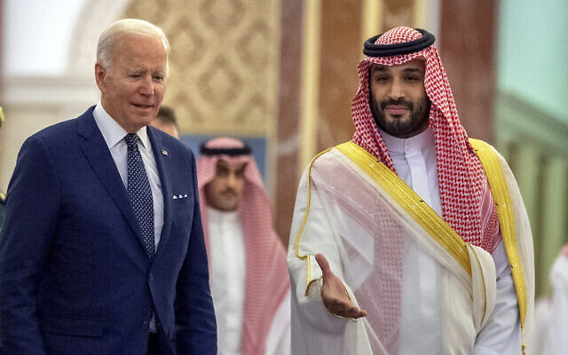 ولي العهد السعودي الأمير محمد بن سلمان (يمين) يرحب بالرئيس الأمريكي جو بايدن في قصر السلام في جدة، المملكة العربية السعودية، 15 يوليو 2022. (Bandar Aljaloud/Saudi Royal Palace via AP, File)