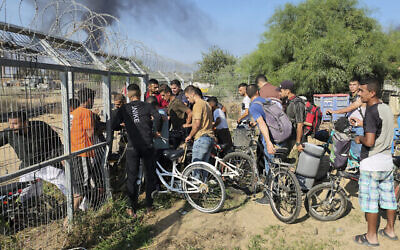 فلسطينيون من قطاع غزة يدخلون كيبوتس كفار عزة في 7 أكتوبر، 2023، وسط هجوم واسع النطاق شنته حركة حماس. (AP Photo / Hassan Eslaiah)