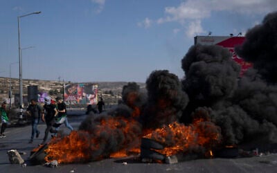 فلسطينيون يشتبكون مع القوات الإسرائيلية في أعقاب مظاهرة دعما لقطاع غزة، في مدينة رام الله بالضفة الغربية، 13 أكتوبر، 2023، وسط قتال بين حماس وإسرائيل بعد أن شنت الحركة التي تحكم غزة هجوما مدمرا على إسرائيل.(AP Photo/Nasser Nasser) فلسطينيون يشتبكون مع القوات الإسرائيلية في أعقاب مظاهرة دعما لقطاع غزة، في مدينة رام الله بالضفة الغربية، 13 أكتوبر، 2023، وسط قتال بين حماس وإسرائيل بعد أن شنت الحركة التي تحكم غزة هجوما مدمرا على إسرائيل.(AP Photo/Nasser Nasser)