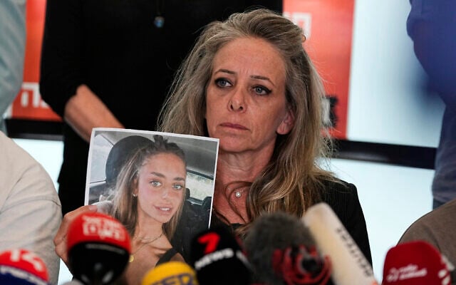 كيرين، والدة ميا شيم، وممثلو عائلات الرهائن المختطفين لدى مسلحي حماس في غزة، يعقدون مؤتمرا صحفيا عقب نشر حماس شريط فيديو تظهر فيه المرأة الإسرائيلية البالغة من العمر 21 عاما (AP Photo/Ohad Zwigenberg)