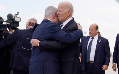 رئيس الوزراء الإسرائيلي بنيامين نتنياهو يستقبل الرئيس الأمريكي جو بايدن بعد وصوله إلى مطار بن غوريون الدولي في تل أبيب، 18 أكتوبر 2023. (AP/Evan Vucci)