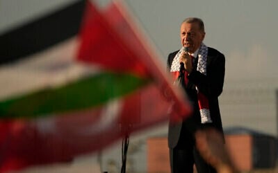 الرئيس التركي رجب طيب أردوغان، يتحدث إلى الحاضرين خلال مظاهرة لإظهار تضامنهم مع الفلسطينيين، في إسطنبول، تركيا، السبت، 28 أكتوبر، 2023. (AP Photo/Emrah Gurel)