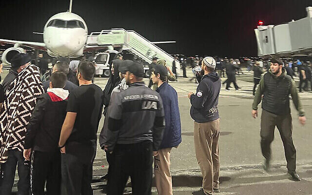 أشخاص في الحشد يسيرون وهم يرددون شعارات معادية للسامية في مطار محج قلعة، روسيا، الاثنين 30 أكتوبر 2023، خلال احتجاج على وصول طائرة قادمة من تل أبيب. (AFP) أشخاص في الحشد يسيرون وهم يرددون شعارات معادية للسامية في مطار محج قلعة، روسيا، الاثنين 30 أكتوبر 2023، خلال احتجاج على وصول طائرة قادمة من تل أبيب. (AFP)