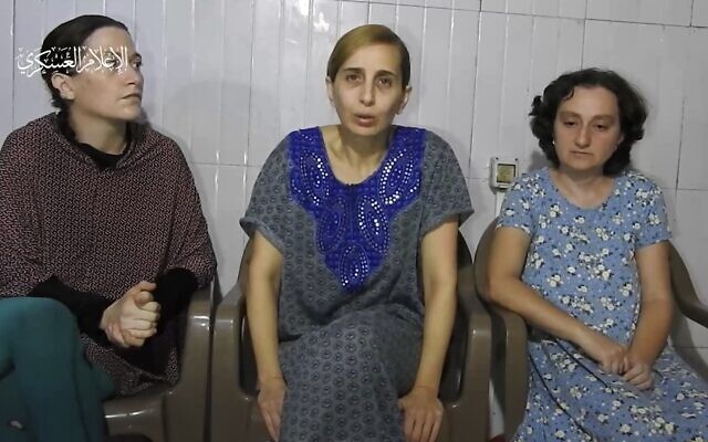 لقطة شاشة من تسجي دعائي نشرته حركة حماس بتاريخ 30 أكتوبر 2023، لثلاث  إسرائيليات تحتجزهن الحركة كرهائن.