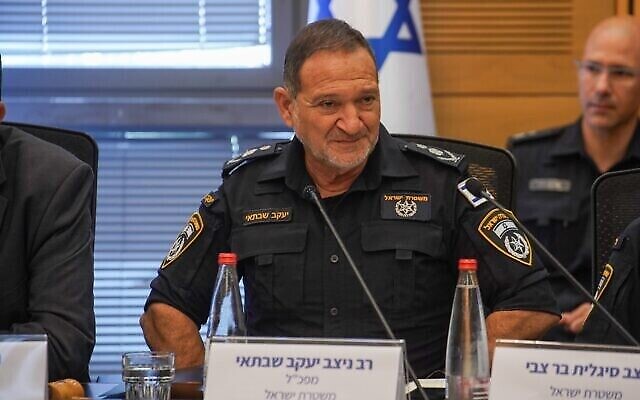 المفوض العام للشرطة كوبي شبتاي يتحدث في اجتماع للجنة الأمن القومي بالكنيست، 22 أكتوبر، 2023. (Dani Shem Tov/Knesset)