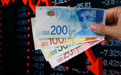 توضيحية: أوراق شيكل إسرائيلي جديدة، 24 سبتمبر، 2023. (Hadar Youavian/Flash90)