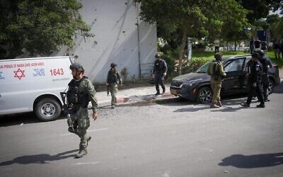 موقع سقط فيه صاروخ أطلقه مسلحون فلسطينيون من قطاع غزة في مدينة سديروت الجنوبية. 12 أكتوبر 2023.  (Erik Marmor/Flash90)