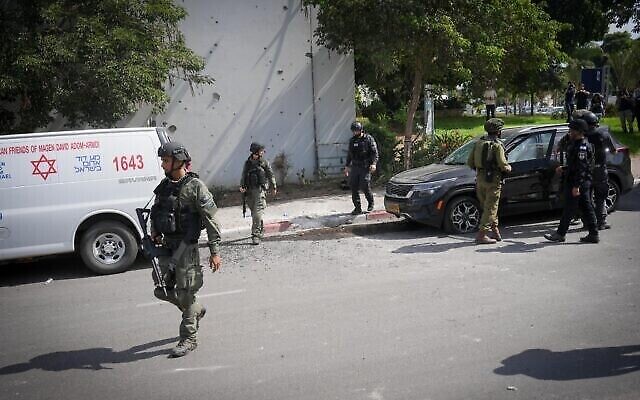 موقع سقط فيه صاروخ أطلقه مسلحون فلسطينيون من قطاع غزة في مدينة سديروت الجنوبية. 12 أكتوبر 2023.  (Erik Marmor/Flash90)