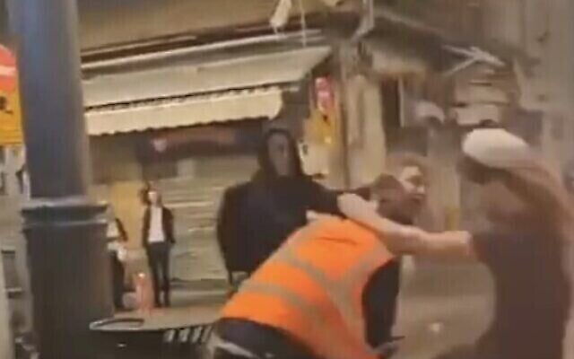 لقطة شاشة من فيديو تظهر مجموعة من الرجال اليهود يعتدون على عامل عربي في بلدية القدس في سوق محانيه يهودا، 20 أكتوبر، 2023. (X. Used in accordance with Clause 27a of the Copyright Law) لقطة شاشة من فيديو تظهر مجموعة من الرجال اليهود يعتدون على عامل عربي في بلدية القدس في سوق محانيه يهودا، 20 أكتوبر، 2023. (X. Used in accordance with Clause 27a of the Copyright Law)
