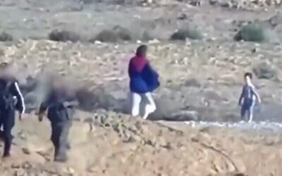 مقطع فيديو يظهر أفيتال الجيم، من سكان كيبوتس حوليت، على ما يبدو بعد إطلاق سراحها مع طفلين من قبل مسلحي حماس على حدود غزة، 7 أكتوبر، 2023. (X video screenshot: used in accordance with Clause 27a of the Copyright Law)