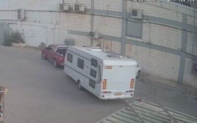 مشتبه به يسرق مقطورة من الموقع الذي شهد  مذبحة  في مهرجان موسيقي في كيوتس رعيم، في لقطات صورتها كاميرات الأمن ونشرتها الشرطة في 22 أكتوبر، 2023. (Screen Capture/ Israel Police)